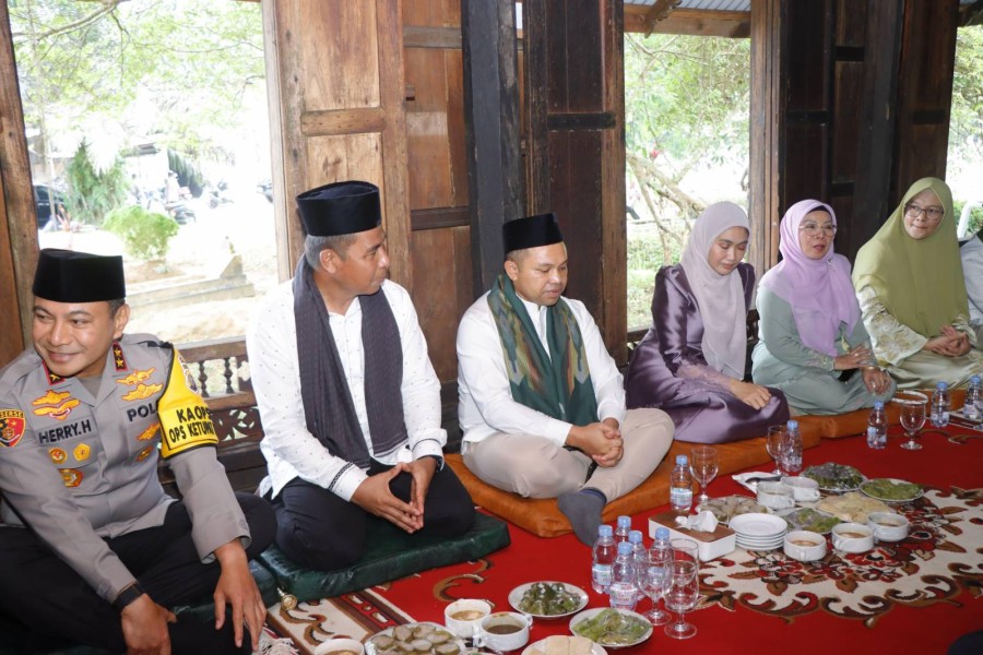 Laksnakan Ziarah Kubur ke Kampar, Gubernur Riau dan Bupati Kampar Makan Bajambau Basamo di Nosa Banjau Kampuong Godang