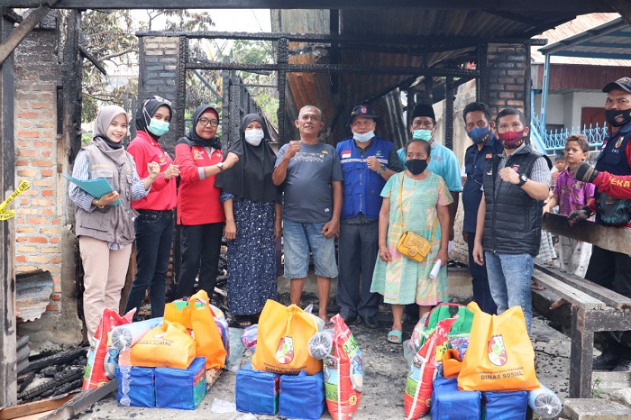 Kadinsos Turun Serahkan Bantuan Bagi Korban Kebakaran