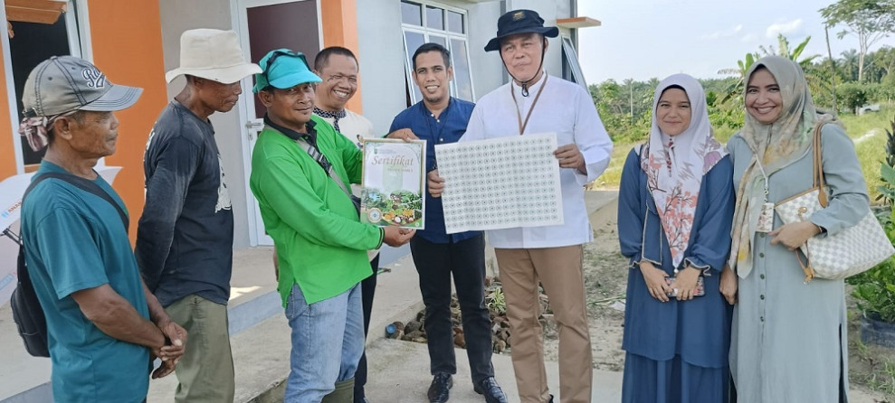 DKP Serahkan  Sertifikat Prima 3  pada Kelompok Tani Bina Terpadu Agrowisata