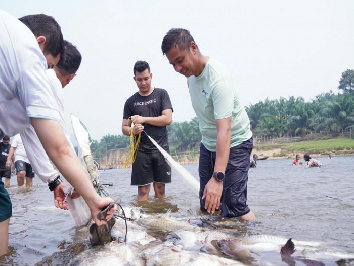 Masyarakat Tanjung Belit Gelar Mancokaw Ikan di Lubuk Larangan