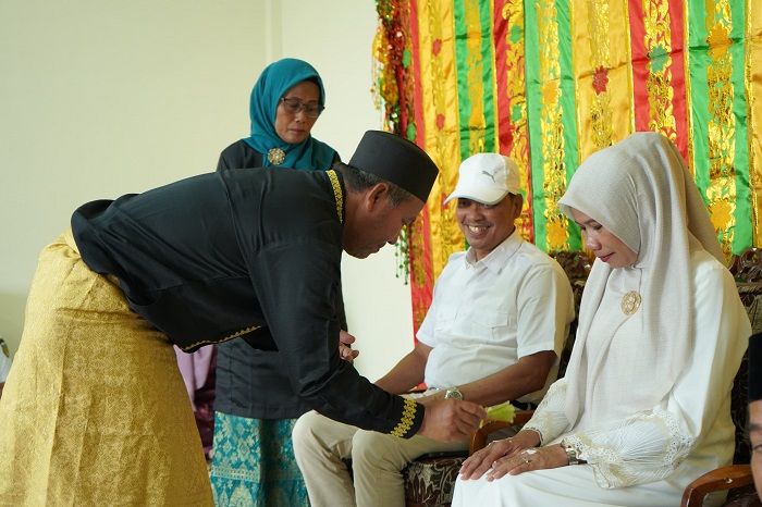 Prosesi Adat Melayu Sambut Kedatangan Wabup Yuliantini ke Mandah