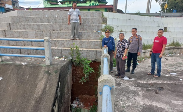 Kapolsek Benai Bersama Ninik Mamak Tinjau Lokasi Longsor