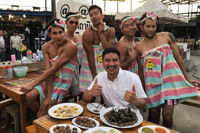 Pria-pria Berotot Sukses Jadi Penglaris Restauran Ini, Tubuh Kekarnya Dibalut Tank Top dan Hot Pants