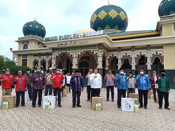 Diserahkan Wako Firdaus, Imam Masjid Paripurna di Pekanbaru Terima Bantuan Disinfektan dan APD