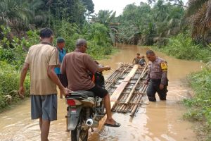 alan Desa Siambul Terendam Banjir, Bripka Habibi Berendam Bantu Warga