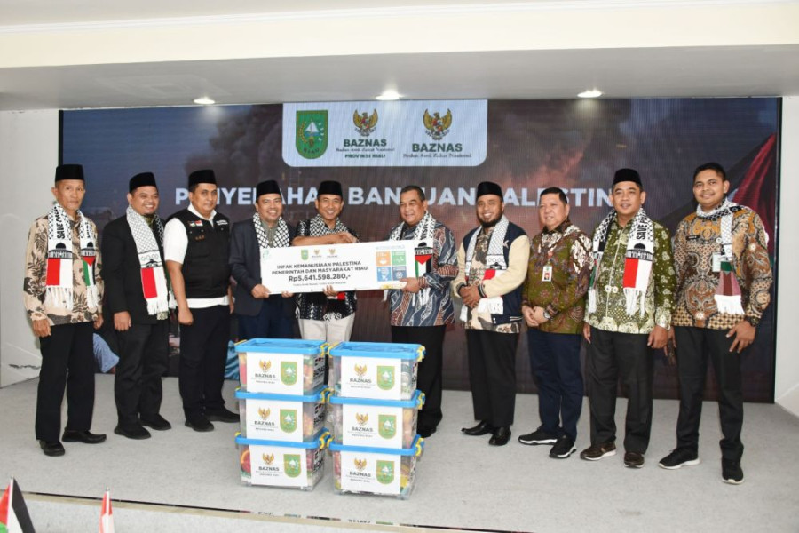 Plt Gubernur Serahkan Bantuan Masyarakat Riau untuk Palestina Rp5,641 Miliar ke Baznas RI