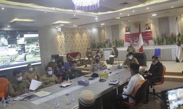Pimpin Rapat Virtual Persiapan Pelaksanaan Vaksinasi Massal, Alfedri: Laksanakan Hingga Tingkat Desa