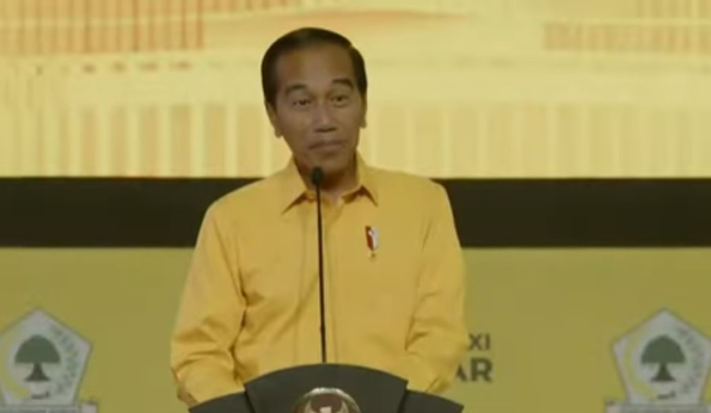 Jokowi Pakai Baju Kuning, di Bawah Pohon Beringin Bawaannya Adem dan Sejuk...