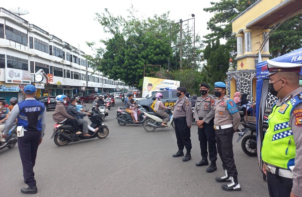 Polres Kuansing Gelar Patroli Lalu Lintas dan  Pengaturan Pasar Ramadhan  di Sekitaran Kota Teluk Kuantan