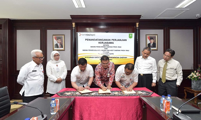 Terapkan Transaksi Non Tunai, BPKAD dan Bapenda Riau Teken MoU dengan Bank Riau Kepri