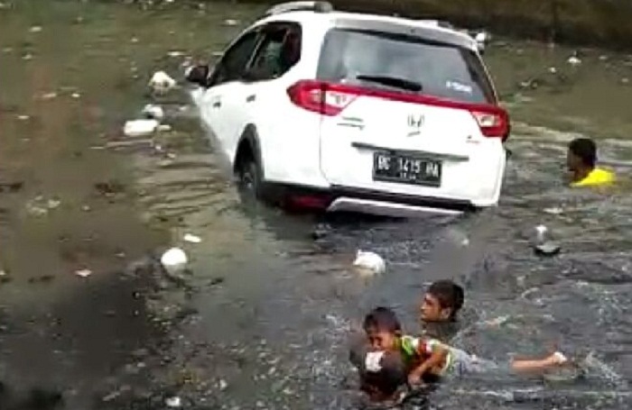 Nahas, Mobil Honda BR-V yang Dikendarai Ibu dan Anak Nyemplung di Sungai, Begini Ceritanya