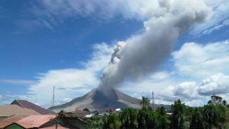 Astagaaa... 8 Pendaki Asal Riau Masih Terjebak di Gunung Marapi
