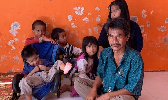 PERIH...Tak Punya Uang untuk Beli Beras Saat Corona, Ayah di Batam Keliling Rumah ke Rumah untuk Jual Polsel Rusak, Laku Rp10.000