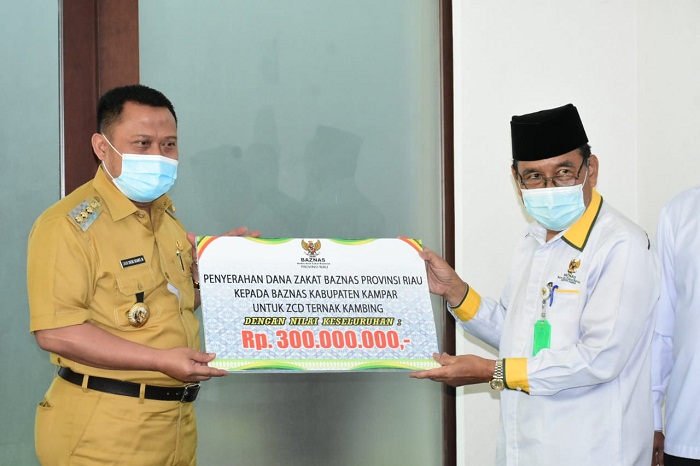 Baznas Riau Serahkan Rp 300 Juta Dana ZCD untuk Mustahik Kampar
