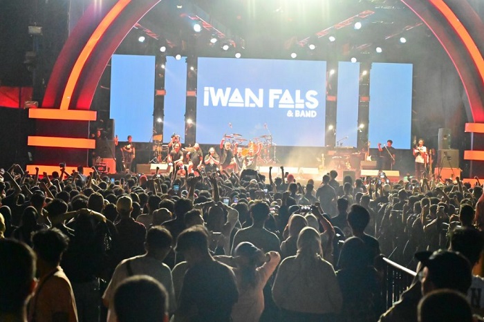 Jelang HUT TNI, Konser Iwan Fals Sulap Apron Lanud Rsn Jadi Lautan Manusia