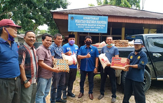 Anggota DPRD Kuansing dari Demokrat  Fedrios Gusni, Bagikan Sembako kepada Wartawan di Teluk Kuantan