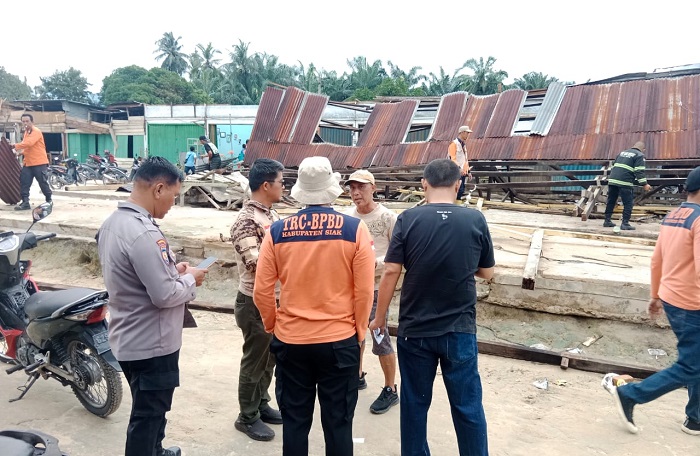 Sejumlah Kios Pasar Rakyat Rusak Diterjang Angin Kencang