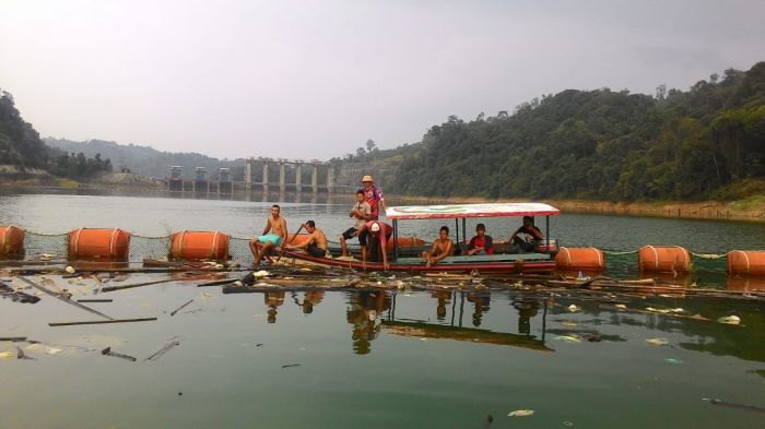 Karang Taruna Pulau Gadang Pungut Sampah Keramba hingga Bendungan PLTA Koto Panjang