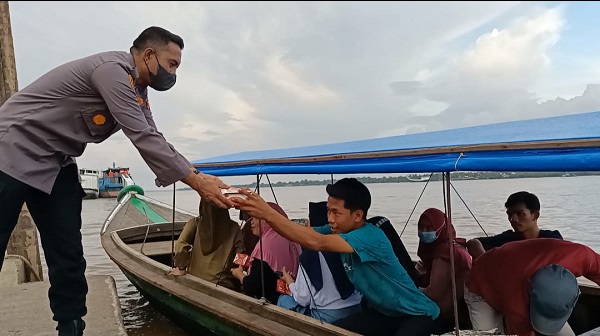 Polsek KSKP Bagikan Takjil Kepada Penumpang dan Penambang Pompong Penyeberangan Enok