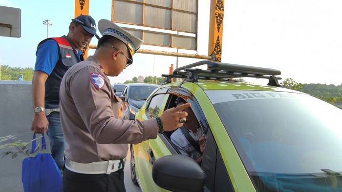 Dirlantas Polda Riau Sapa Pengguna Jalan Tol Permai dan Pekbang