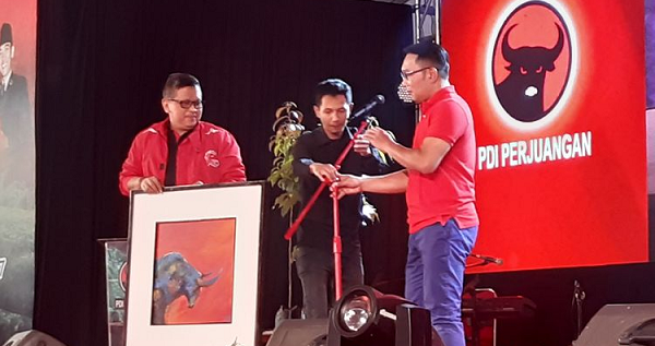 Politis, Ridwan Kamil Lukis Gambar Banteng untuk Megawati Soekarnoputri, ''Ini Hadiah Saya untuk Bu Mega''