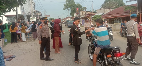 Polsek Benai dan Karang Taruna Bagi-bagi Takjil