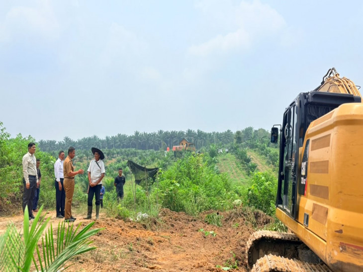 Bupati Kampar Fasilitasi Masyarakat Buka Lahan Tanpa Membakar, Alat Berat Disiapkan