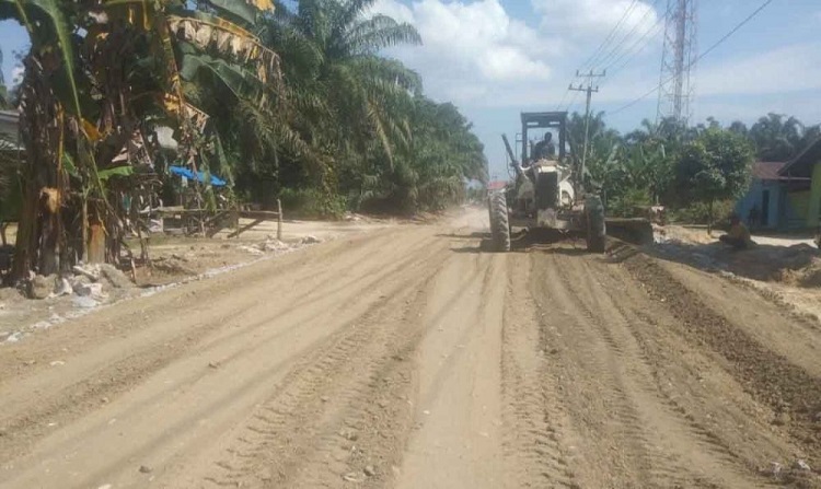 Jelang Lebaran, Pemprov Riau Tuntaskan Perbaikan Jalan di Rohil dan Dumai