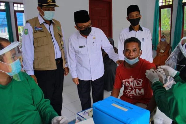 Tinjau pelaksanaan vaksin serentak Se-Kabupaten Siak, Arfan Usman: Vaksinnya  aman, Bapak dan Ibu jangan takut...