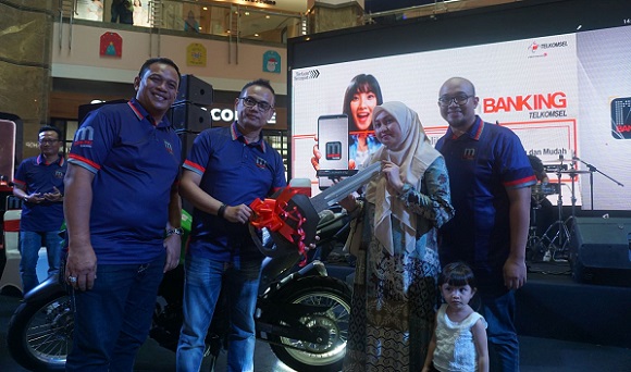 Aktivasi mBanking, Pelanggan Pekanbaru Raih Grand Prize Motor  Kawasaki Ninja Versys-x 250