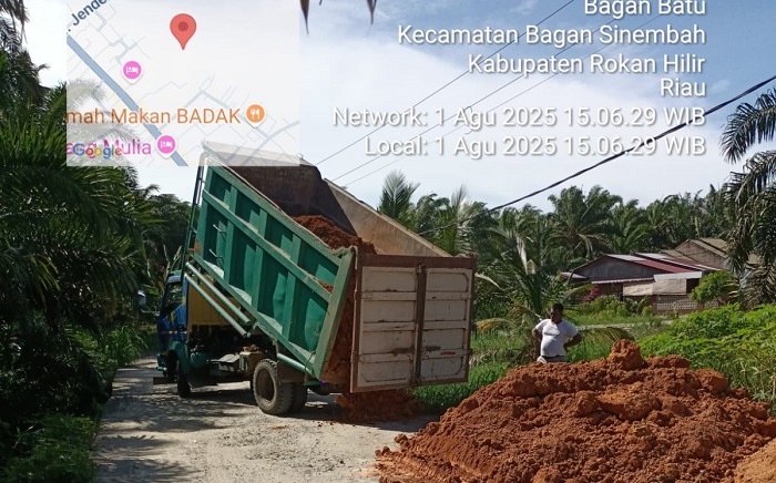 Pemkab Rohil Perbaiki Abrasi di Jalan Astra Bagan Batu