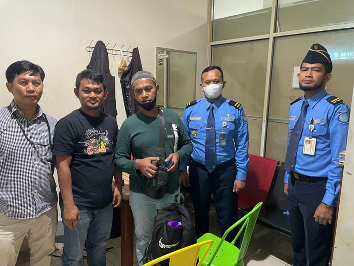 Hendak Kabur ke Batam, Pria Diduga Pelaku Perdagangan Pekerja Migran Ditangkap di Bandara SSK II Pekanbaru