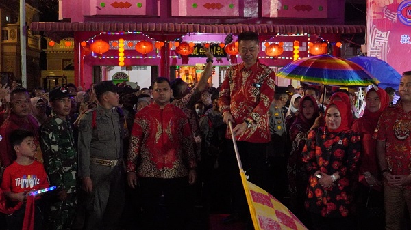 Hadiri Perayaan Malam Cap Go Meh, Afrizal Sintong Lepaskan Peserta Festival Lampion