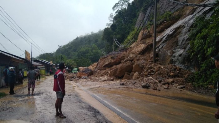 Hujan Terus, Jalan Lintas Riau-Sumbar Tertimbun Longsor di Merangin Kuok, Begini Penampakannya 
