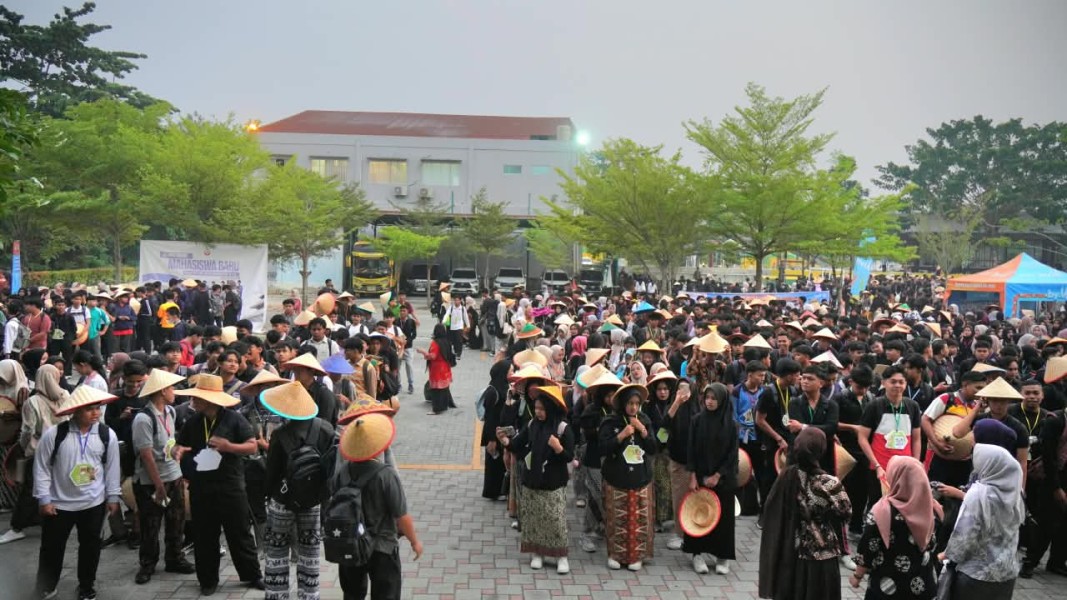 Serentak Cosplay Petani, UMRI Tanamkan Semangat Ketahanan Pangan kepada 3.738 Mahasiswa Baru