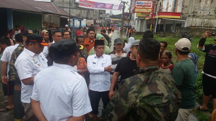 Siapkan Dukungan Bantuan, Kadis Sosial Tinjau Banjir di Puyuh Mas