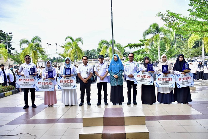 Pj Bupati Kampar Hambali Serahkan Penghargaan Kepada Pegawai Teladan Tahun 2024