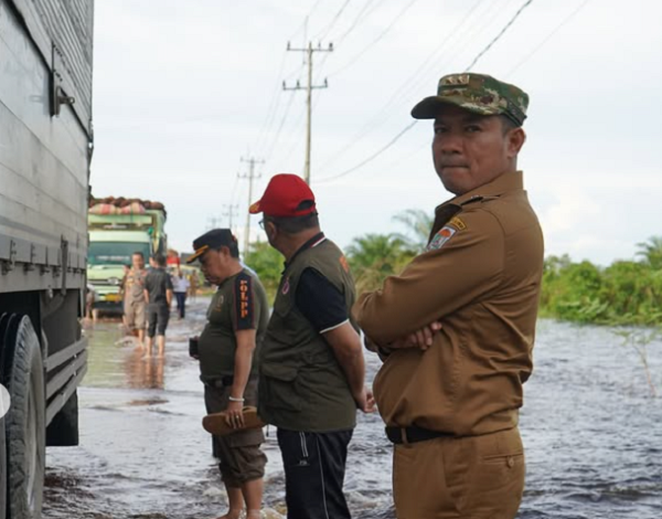 Husni Tamrin Turun ke Lokasi Banjir di KM 83 Pangkalan Kerinci