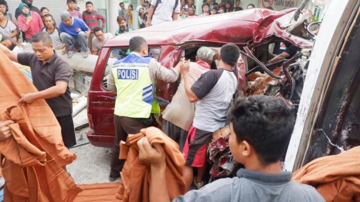MENGERIKAN...Ditabrak Bus Pariwisata, 7 Penumpang Isuzu Panther Tewas Mengenaskan