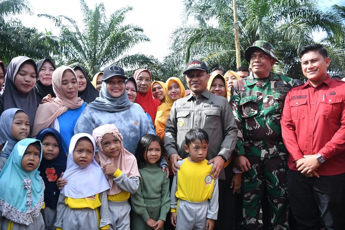 Tinjau Banjir di Bantan Sari, Bupati Kasmarni Serahkan Bantuan pada Masyarakat Terdampak Banjir
