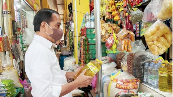REZEKI...Jokowi Beri BLT Minyak Goreng Rp300 Ribu untuk 20,5 Juta Orang Miskin