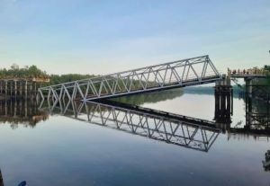 Dibangun 2017, Jembatan Perawang Selat Akar Roboh Karena Tiang Penyangga Berkarat
