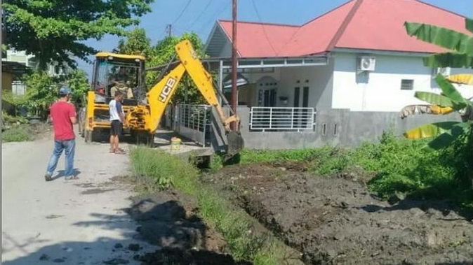 Dinas PUPR Lakukan Pengerukan Drainase di Sialang Munggu