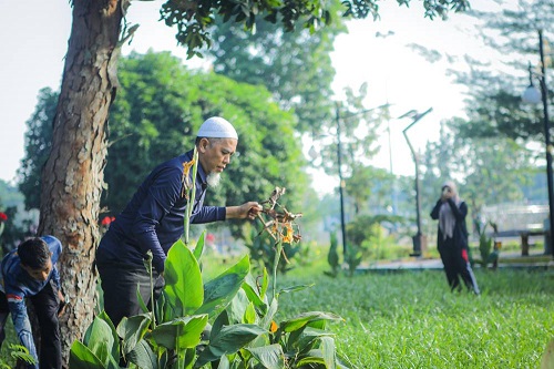 Wali Kota Dumai Ajak ASN Jaga Kebersihan Taman Bukit Gelanggang Melalui Gotong Royong Bersama