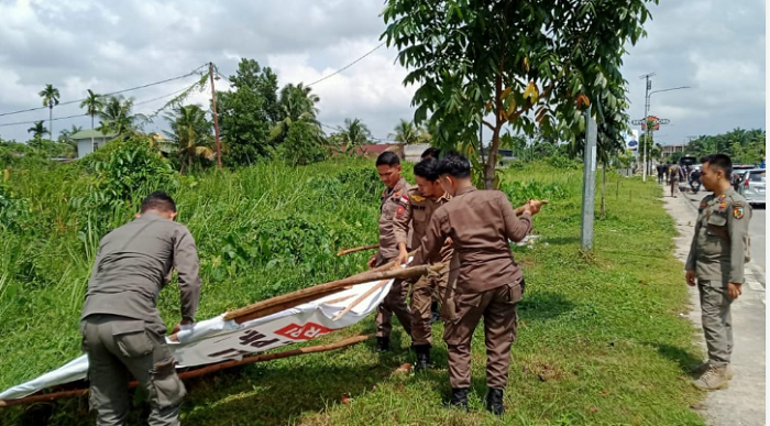 Satpol PP Tertibkan Spanduk Cakada, Jalan Protokol Jadi Sasaran
