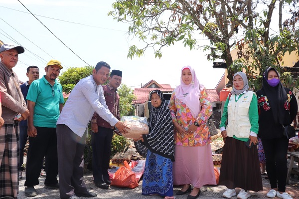 Dinsos Pekanbaru Salurkan  Bantuan untuk  Korban Kebakaran  di Sialang Munggu