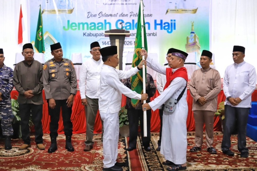 Ketik Tepung Tawar Iringi Langkah 110 Calon Haji Meranti, Bupati Jaga Niat dan Kesehatan di Tanah Suci