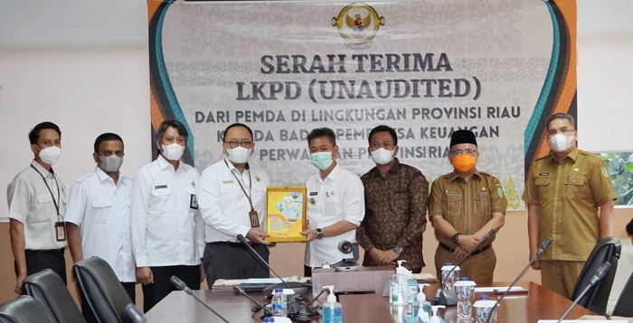 Serahkan LKPD 2021, Bupati Berharap Rohil Kembali Raih Opini WTP