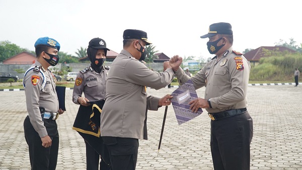Kapolres Rohul Beri Reward Petugas Pos Cek Poin PPKM  Simpang TB-Tandun