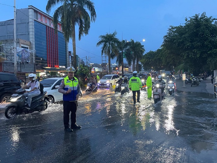 Puluhan Personel Polantas Diterjunkan Tangani Kemacetan Akibat Genangan Air di Ruas Protokol Pekanbaru